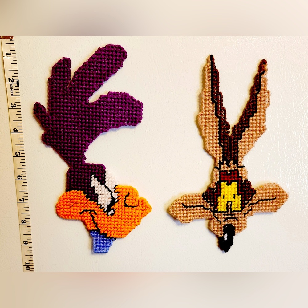 Refrigerator magnet of Road Runner and Wile E Coyote in plastic canvas - Picture 1 of 1